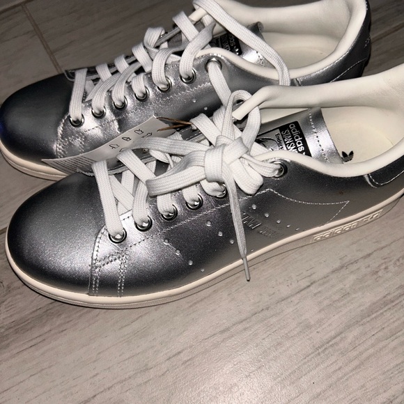 Silver Adidas ‘Stan Smith’ women’s BRAND NEW w shoe tag attached - Picture 2 of 3